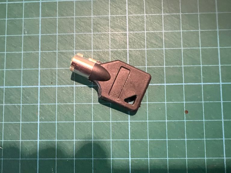 A WHEEL CLAMP FOR CARAVAN or TRAILER ADJUSTABLE 2 KEYS