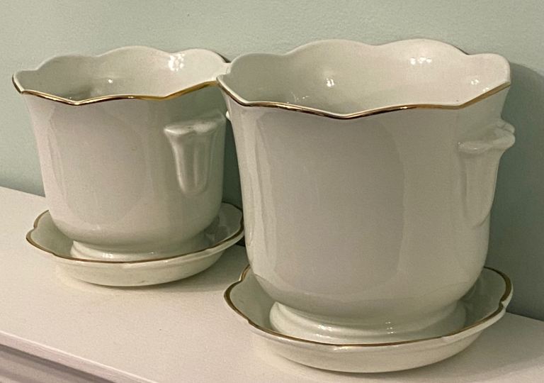 2 PALE GREEN CERAMIC PLANT POT HOLDERS PLANTERS WITH MATCHING SAUCERS AND GOLDEN EDGES