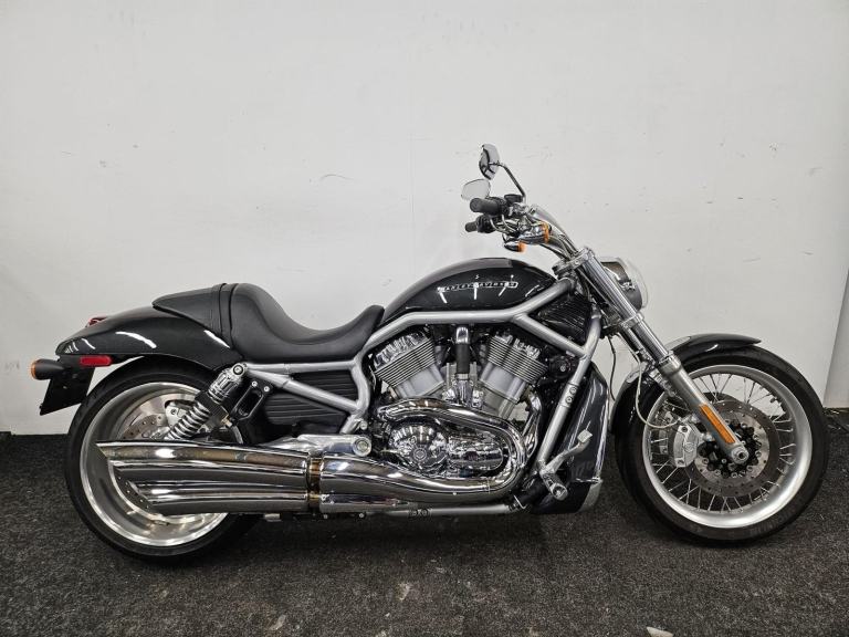 HARLEY-DAVIDSON VRSCAW V-ROD ** VERY LOW MILEAGE - 12 MONTH MOT ** 