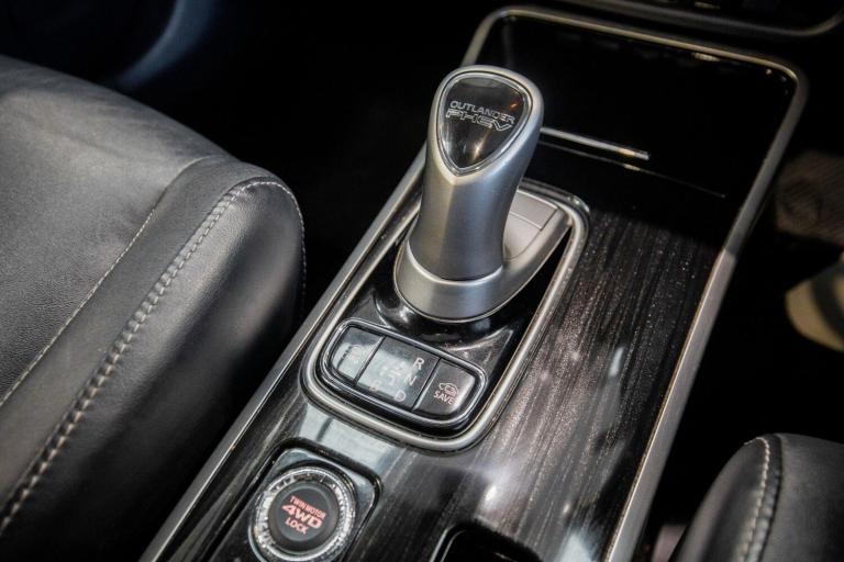 2017 Mitsubishi Outlander 2.0h 12kWh 4h SUV 5dr Petrol Plug-in Hybrid CVT 4WD Euro 6 (s/s) (200 p...