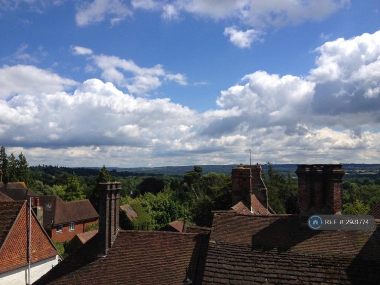 2 bedroom flat in High Street, East Grinstead, RH19 (2 bed) (#2931774)