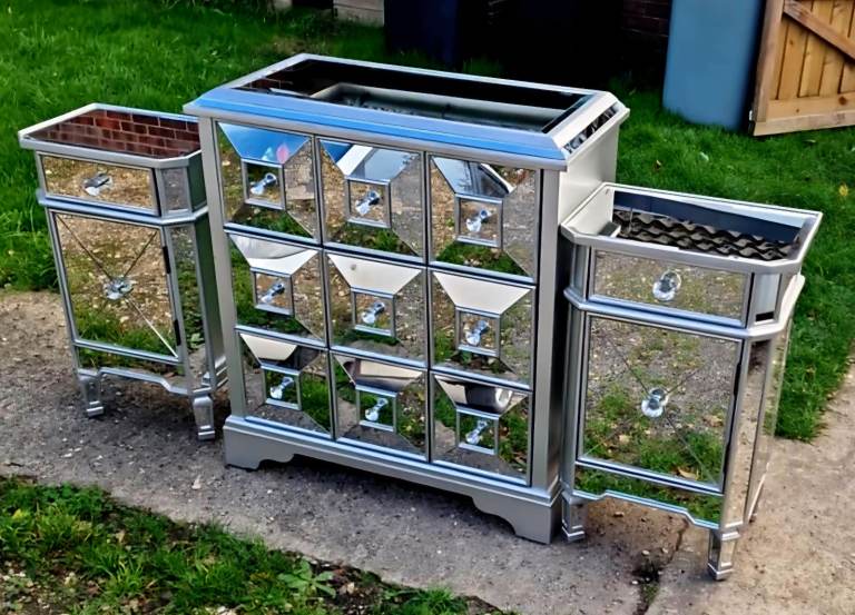 image for Beautiful mirrored chest of drawers & 2 x bedside tables 
