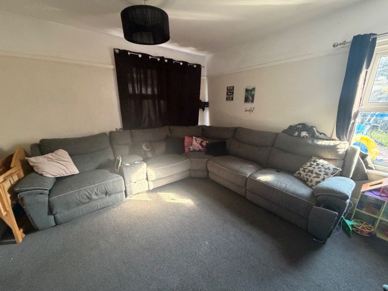 Large corner recliner with usb