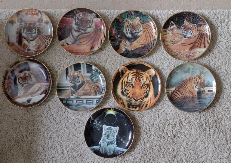BIG CAT DECORATIVE PLATES & STANDS