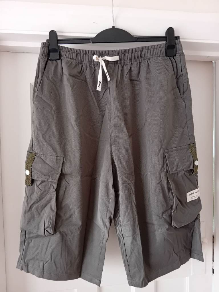 Trousers with elasticated waist and two pockets, new, never worn