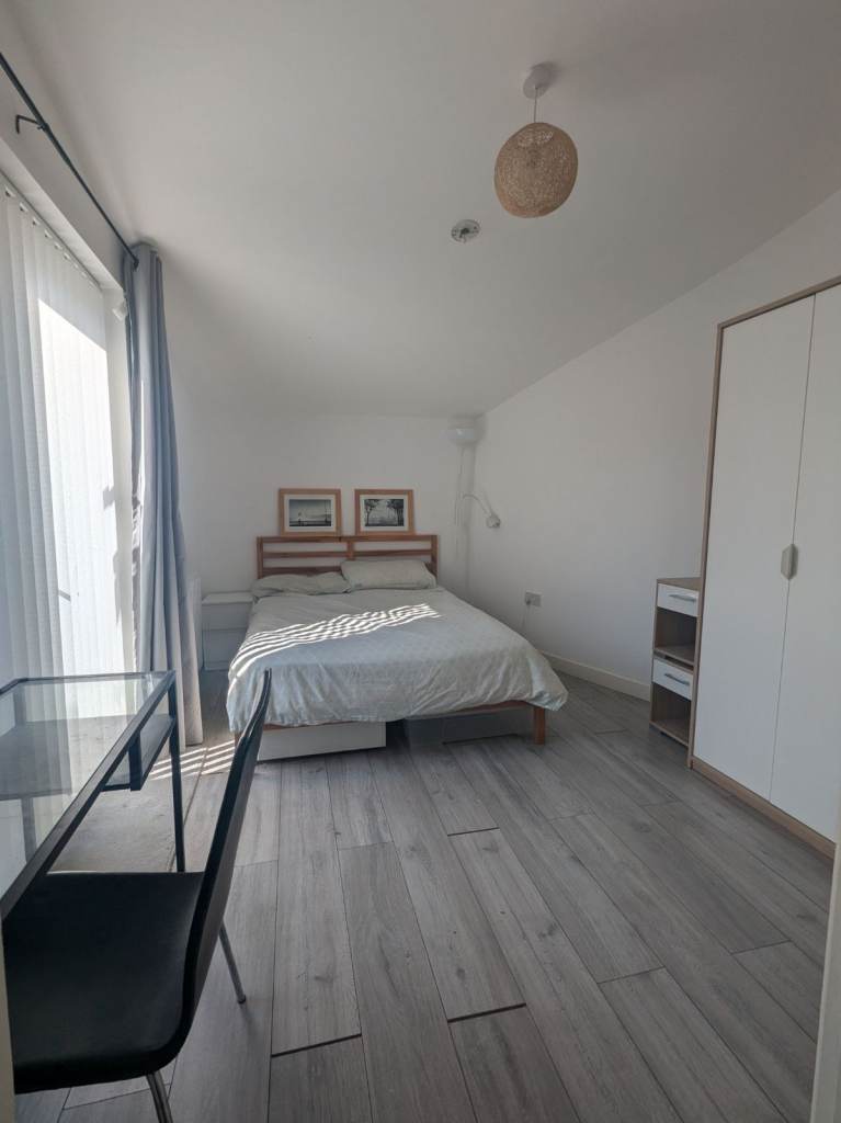 Ensuite Double Room in a Shared House