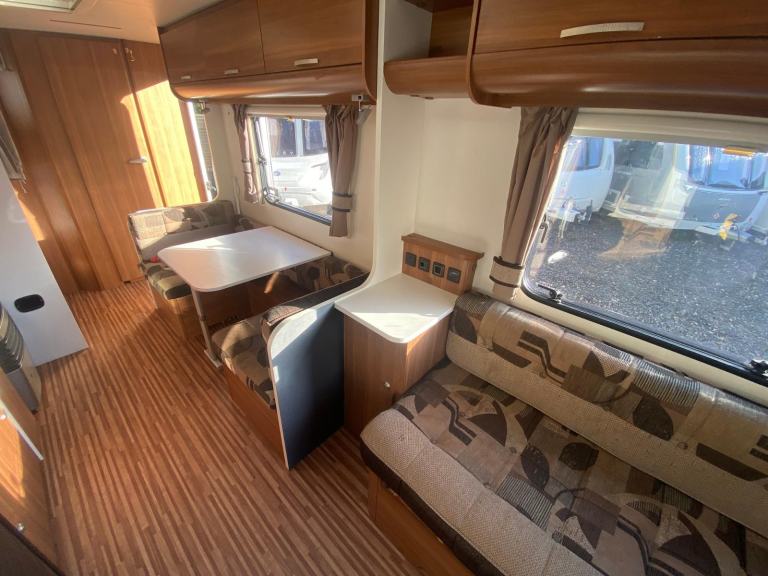 ADRIA SPORTLINE DT - 2015 - 6 BERTH - FIXED BUNKS - GREAT CONDITION 
