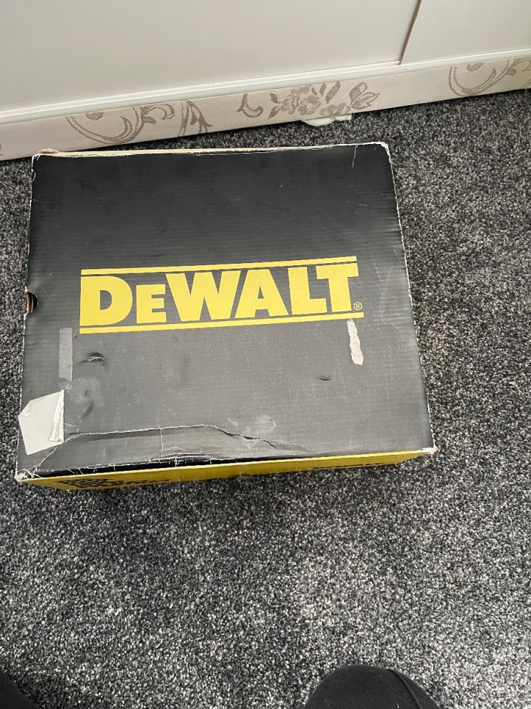 NEW BOXED MENS DEWALT WORK SHOES SIZE 9 BARGAIN !!!!!!