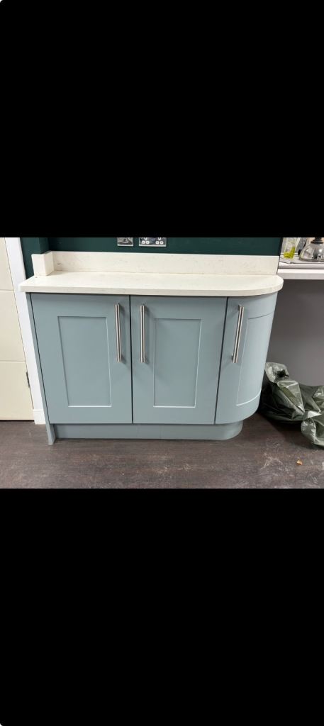 Base cabinet with curved end unit 