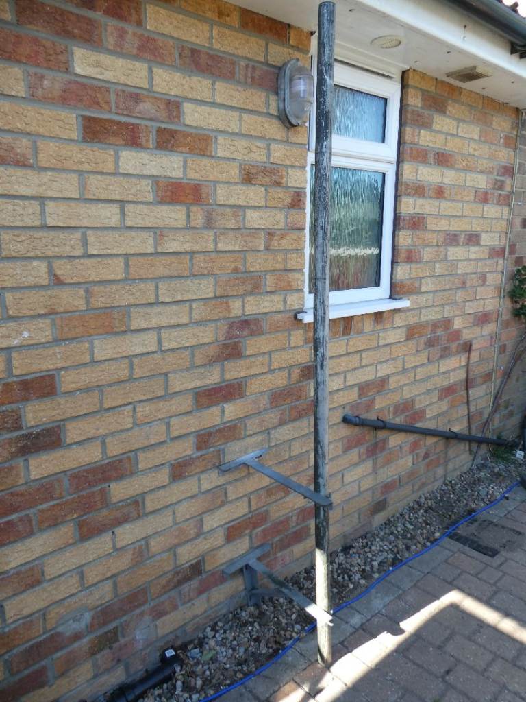 Satellite Dish/TV Aerial Mast with Wall Mounting Brackets