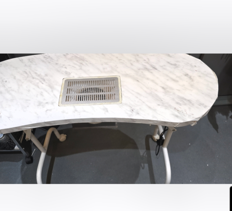 Portable nail table 