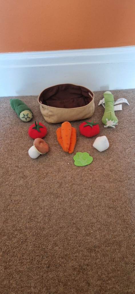 FABRIC PLAY FOOD, FRUIT AND VEGETABLES IN BASKETS. EXCELLENT CONDITION.