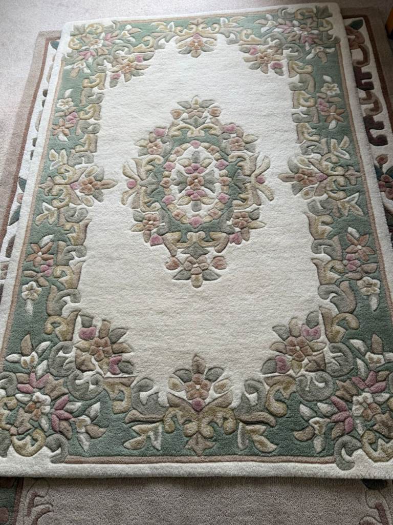 Lovely Floral Design Rug – Good Condition