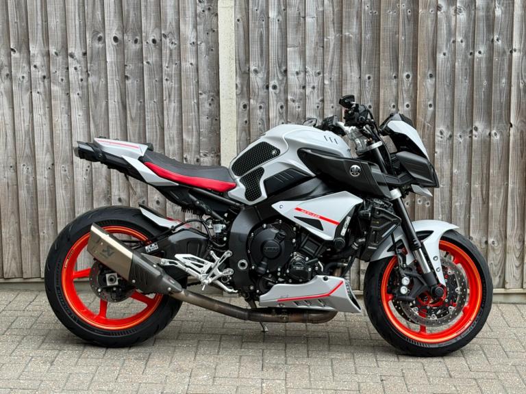 YAMAHA MT10 ABS 2019 (19) AKRAPOVIC FULL SYSTEM + LOADS OF EXTRAS