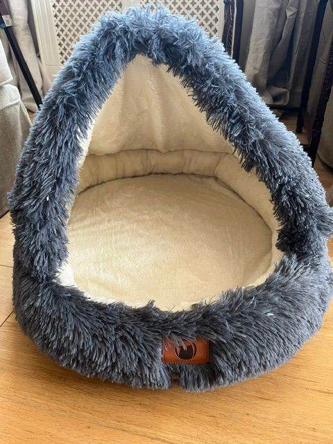 Calming Semi-enclosed Pet Nest Bed For Dogs or Cats