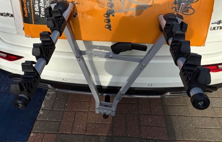 TOW BAR BIKE RACK FOR 3 CYCLES, HALFORDS, BOXED, LITTLE USED ONLY £70 CAN POST OR DELIVER