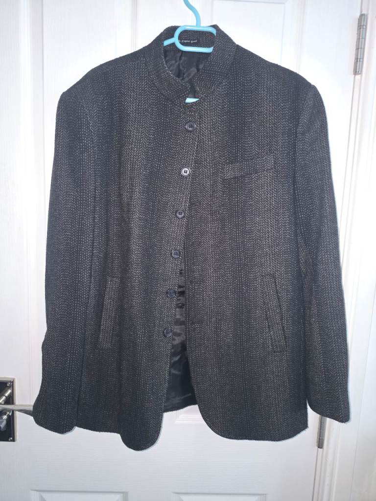 Size medium Stylish Men's Grey Jacket – Good Condition