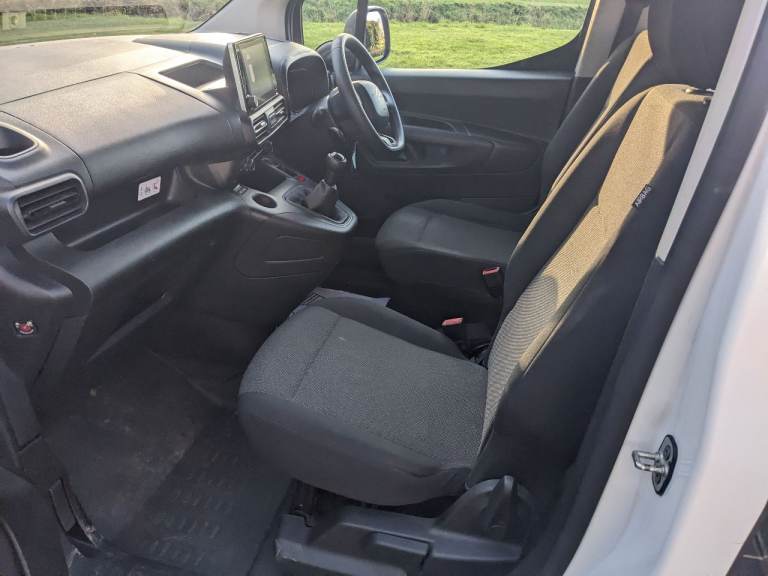 berlingo 5 seater crewvan,F/S/H, caged rear, very clean only £6995 no vat, px welcome