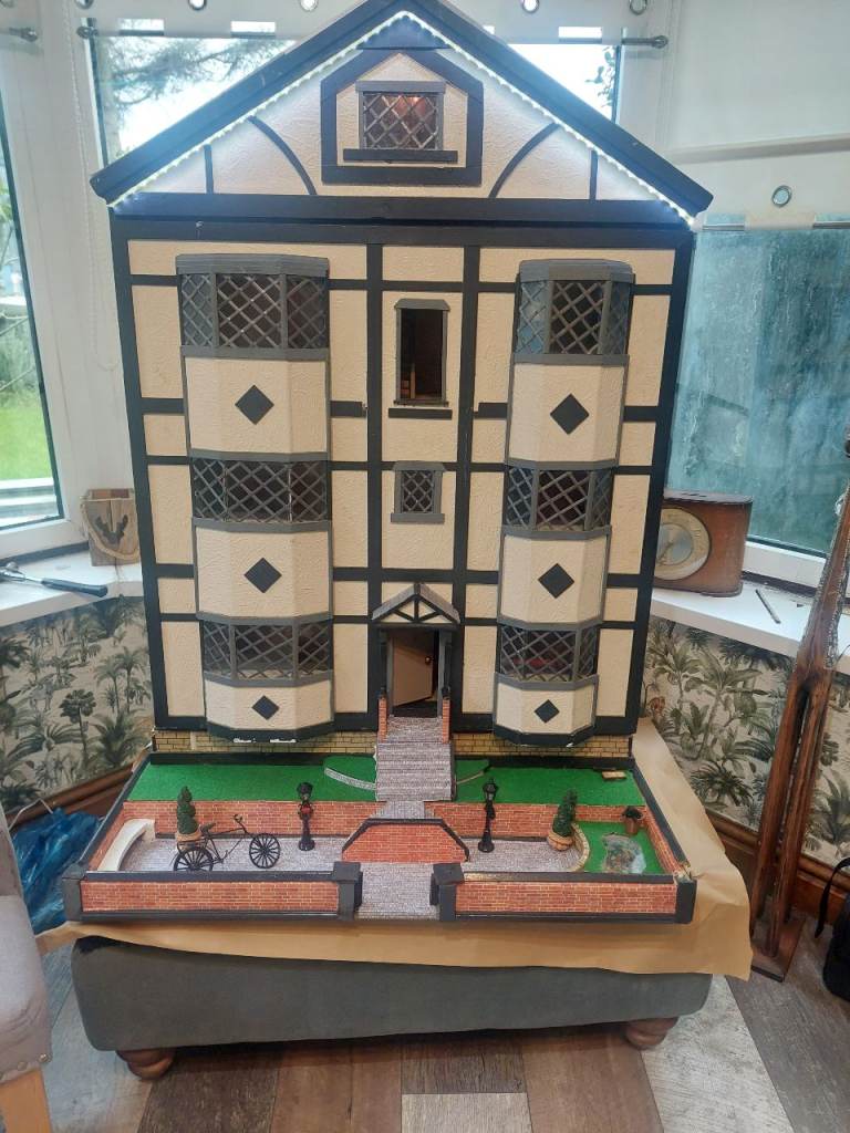 Large dolls house 