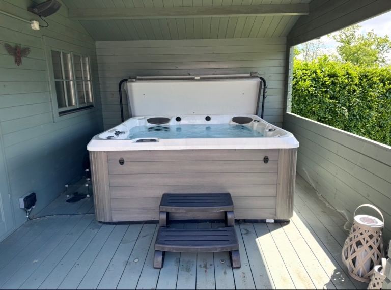 6 seat Balboa Hurricane Hot Tub with Cover and Steps