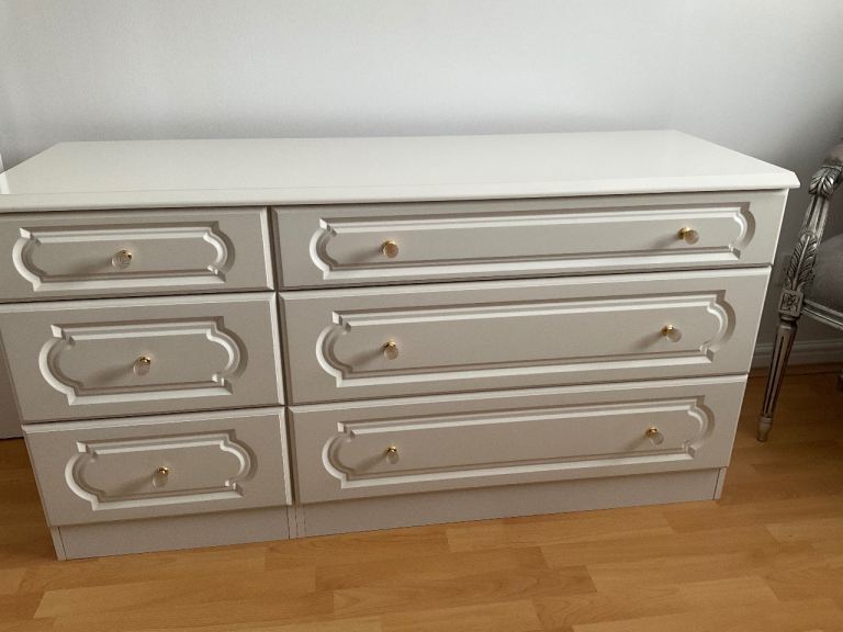 Chest of drawers