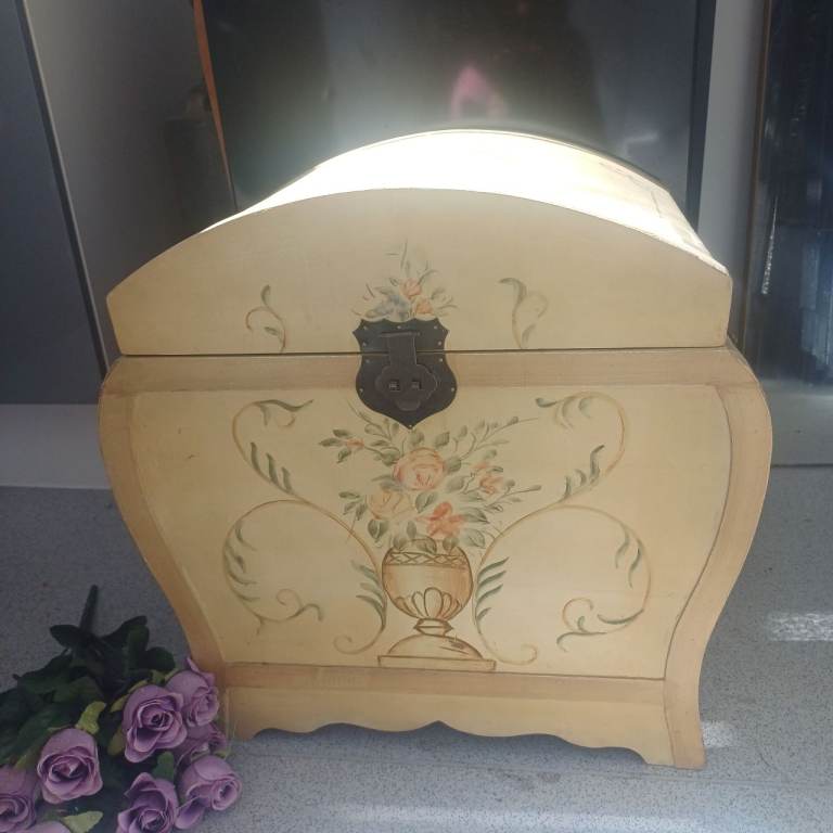 Vintage Hand-Painted Wooden Storage Chest – Floral Design