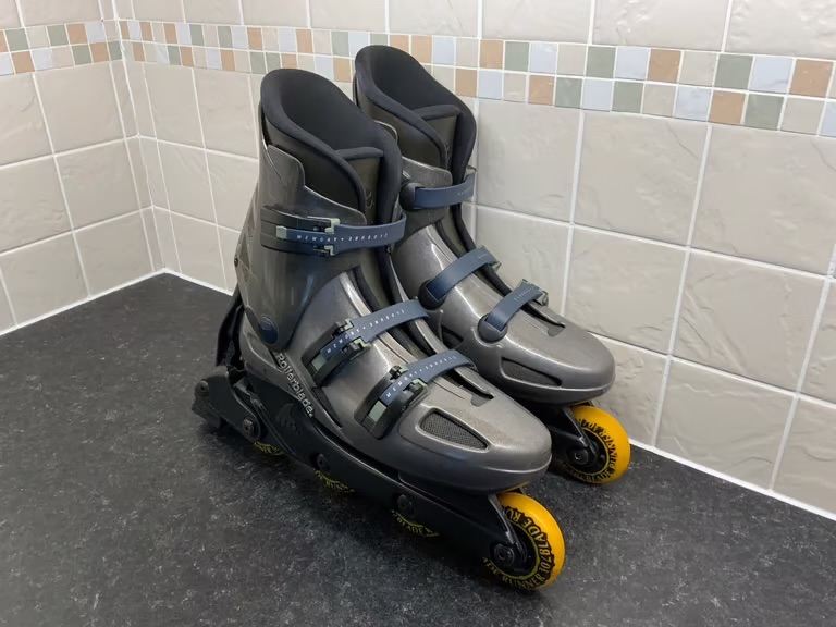 Inline skates, spare wheels, spare brake and protective gear