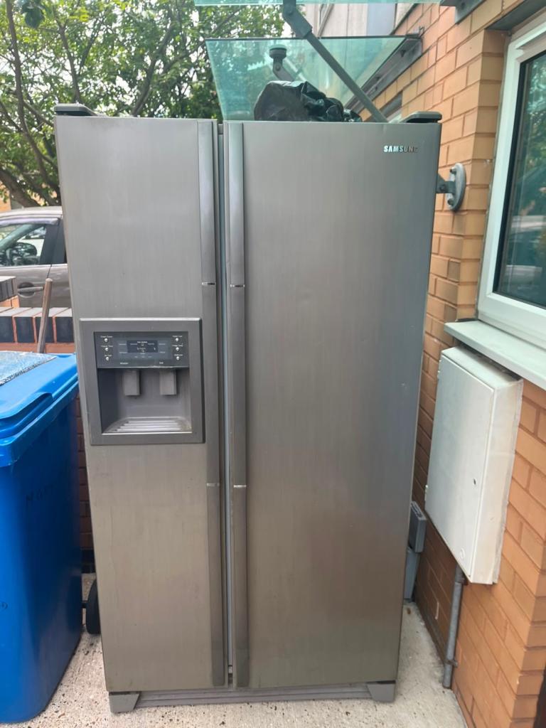 Samsung American Style Fridge Freezer with Water Dispenser