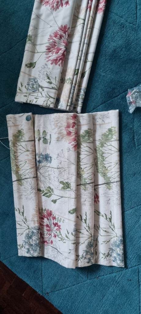 Brand new Dunelm roman blinds.