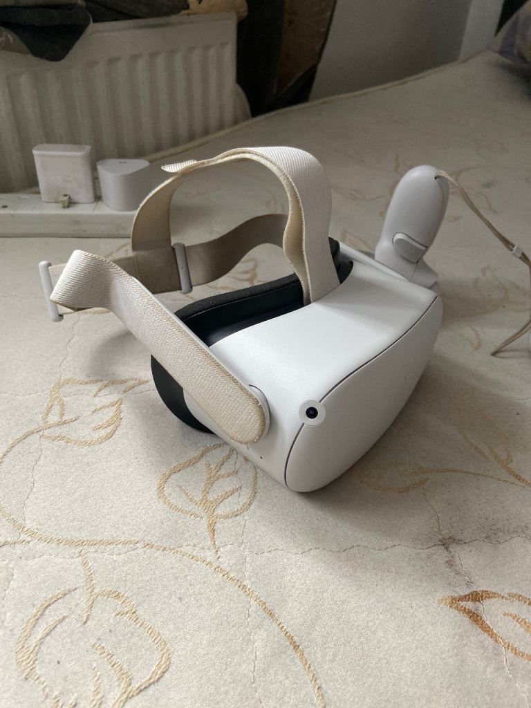 Oculus Quest 2 VR Headset with Controller – Good Condition