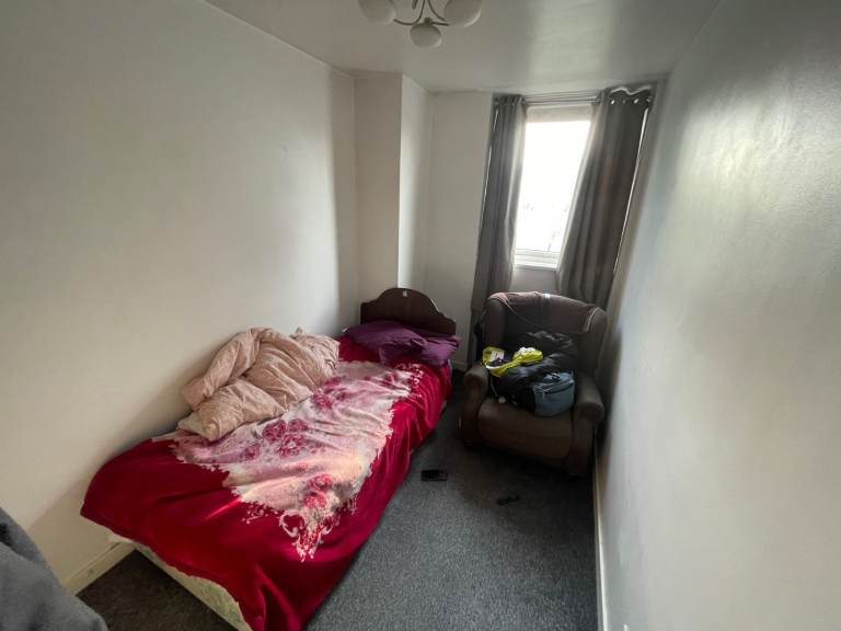 Spacious Room to Rent in Flat share in Mount Park Road Ealing W5 - All Bills Included