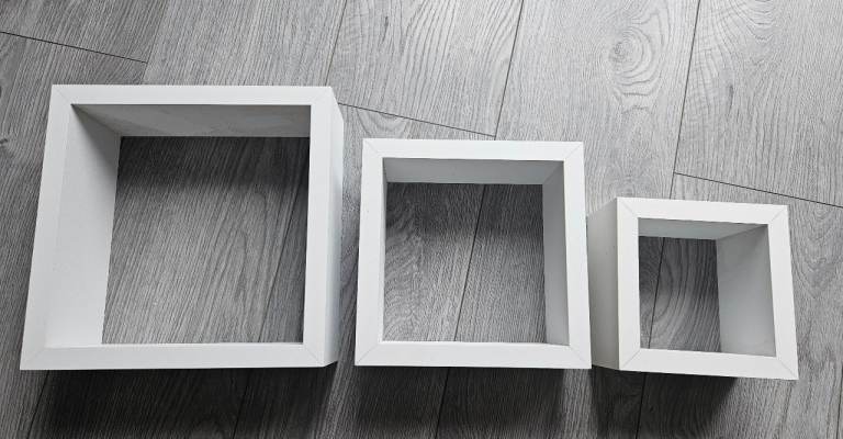 Set of 3 cube shelves