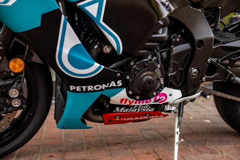Yamaha R1 PETRONAS PAINT ! AKRO ! STUNNING