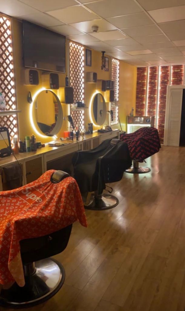 Barber/hairdressing chair for rent