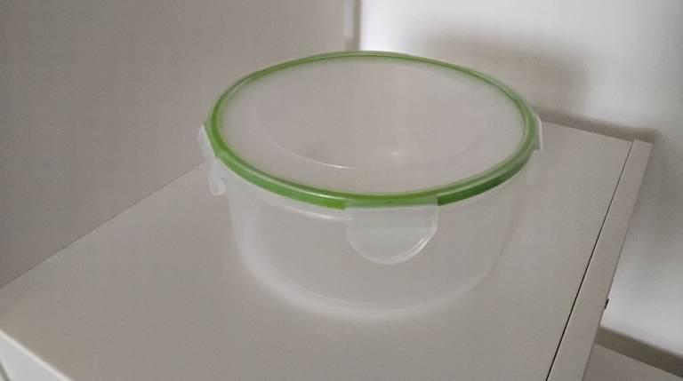 Round Plastic Food Storage Container with Green Lid