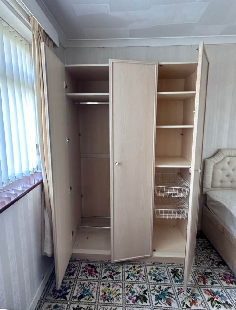 G-Plan "Ashdown" 3-Door Light Ash Triple Wardrobe (80")