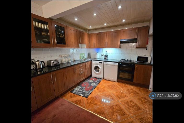 2 bedroom flat in Twickenham Gardens, Greenford, UB6 (2 bed) (#2876210)