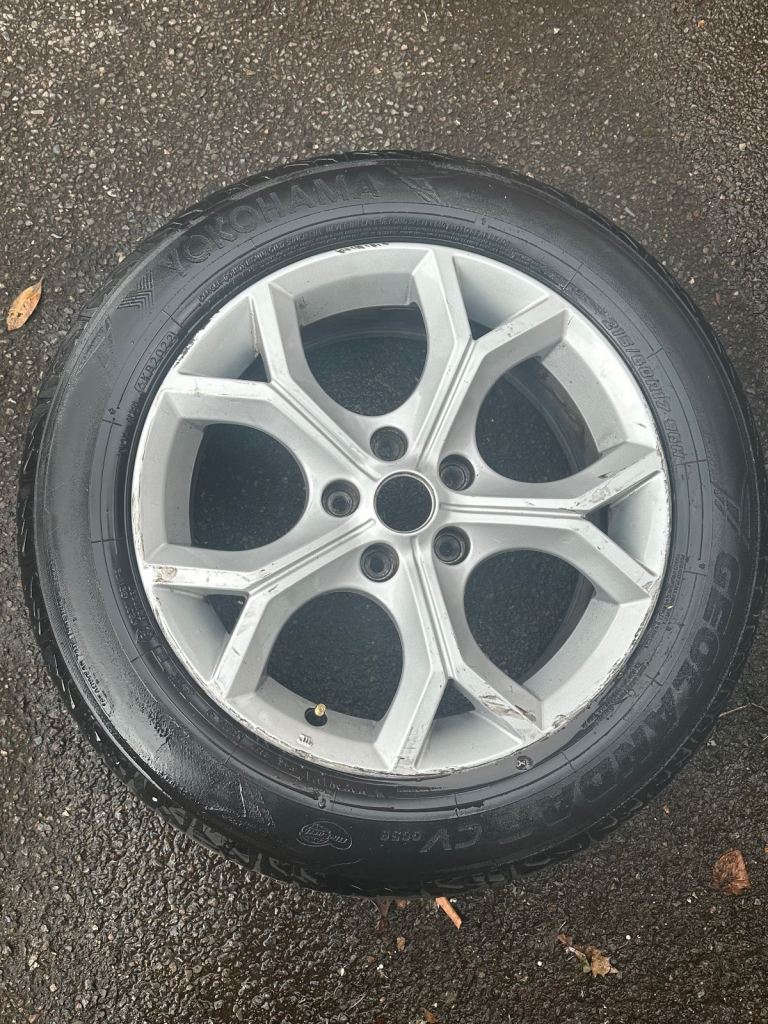 Nissan alloy wheel and tyre 215/60/17