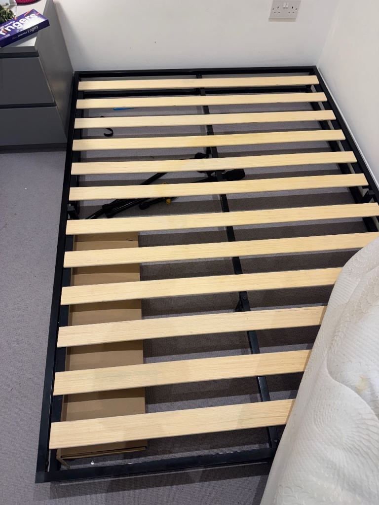 Minimalist Double Bed Fram 