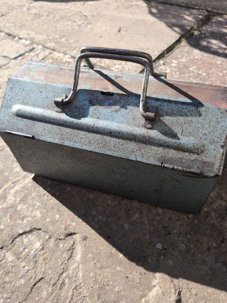 Metal toolbox 