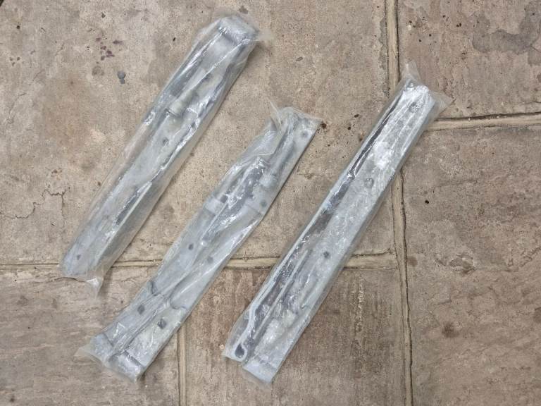 Large brackets for gates 