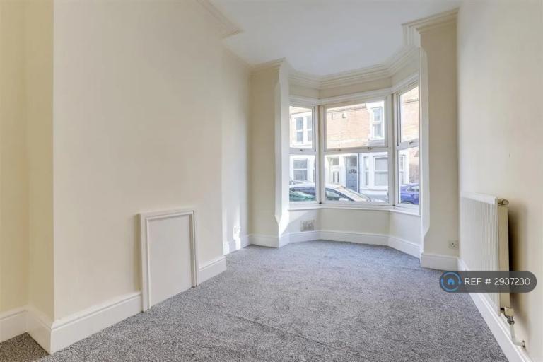 5 bedroom house in Myrtle Avenue, Nottingham, NG7 (5 bed) (#2937230)