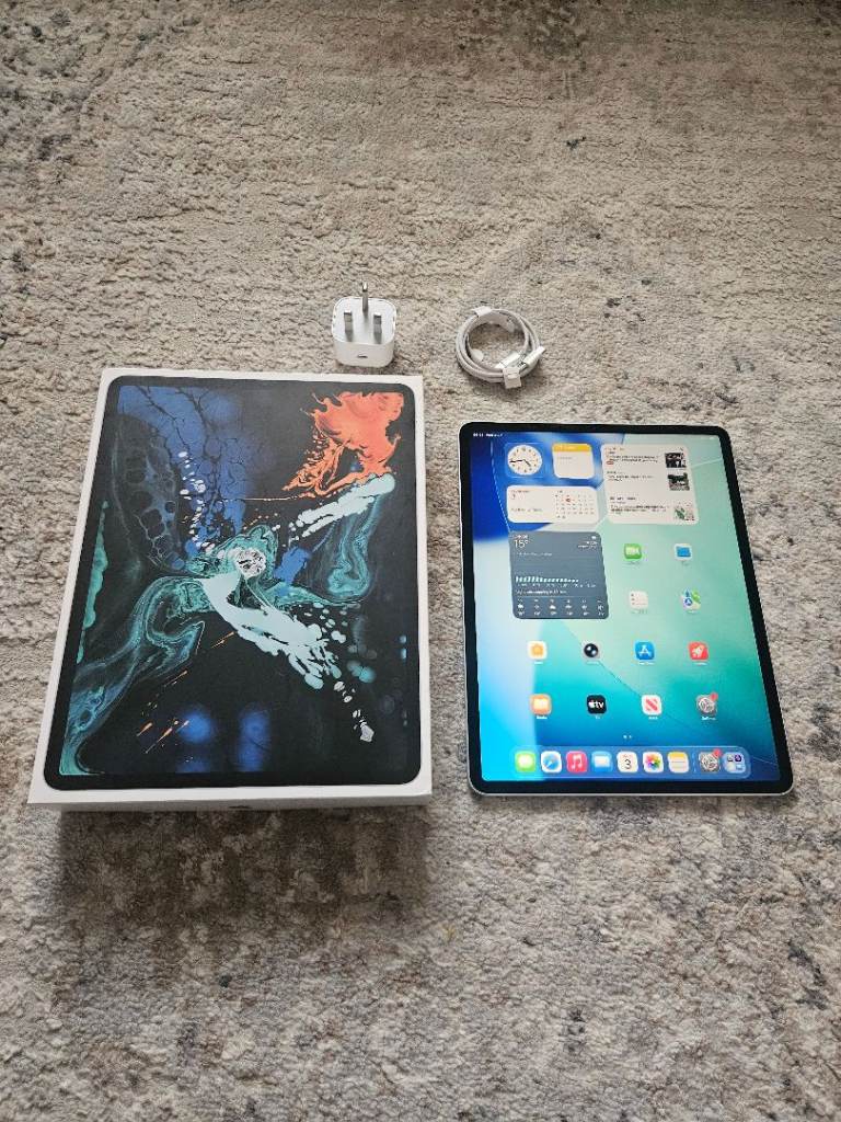Immaculate Ipad 12.9 3rd 256GB Wifi Unlocked Silver I Pad Warranty 