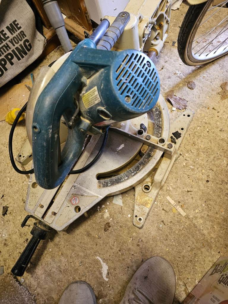 Makita Compound Mitre Chop Saw