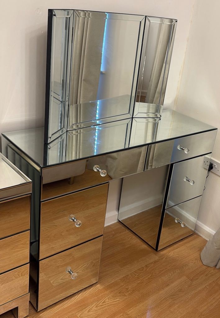 Mirrored dressing table