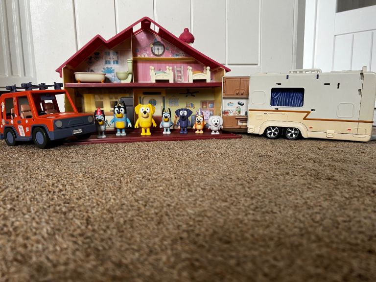 Bluey set incl. house, caravan, jeep & figures