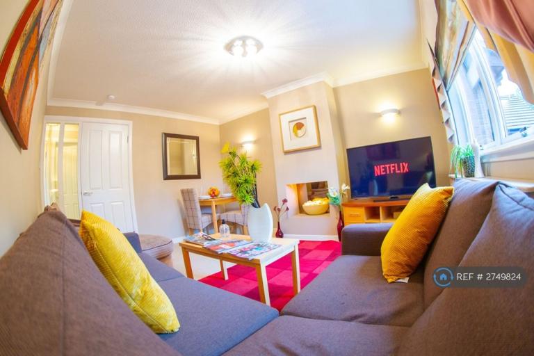 2 bedroom flat in Cyril Street, Paisley, PA1 (2 bed) (#2749824)