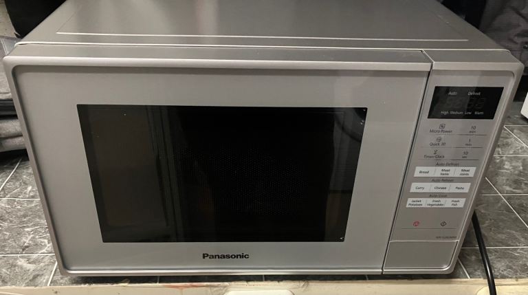 Panasonic Microwave Oven – Silver, Good Condition