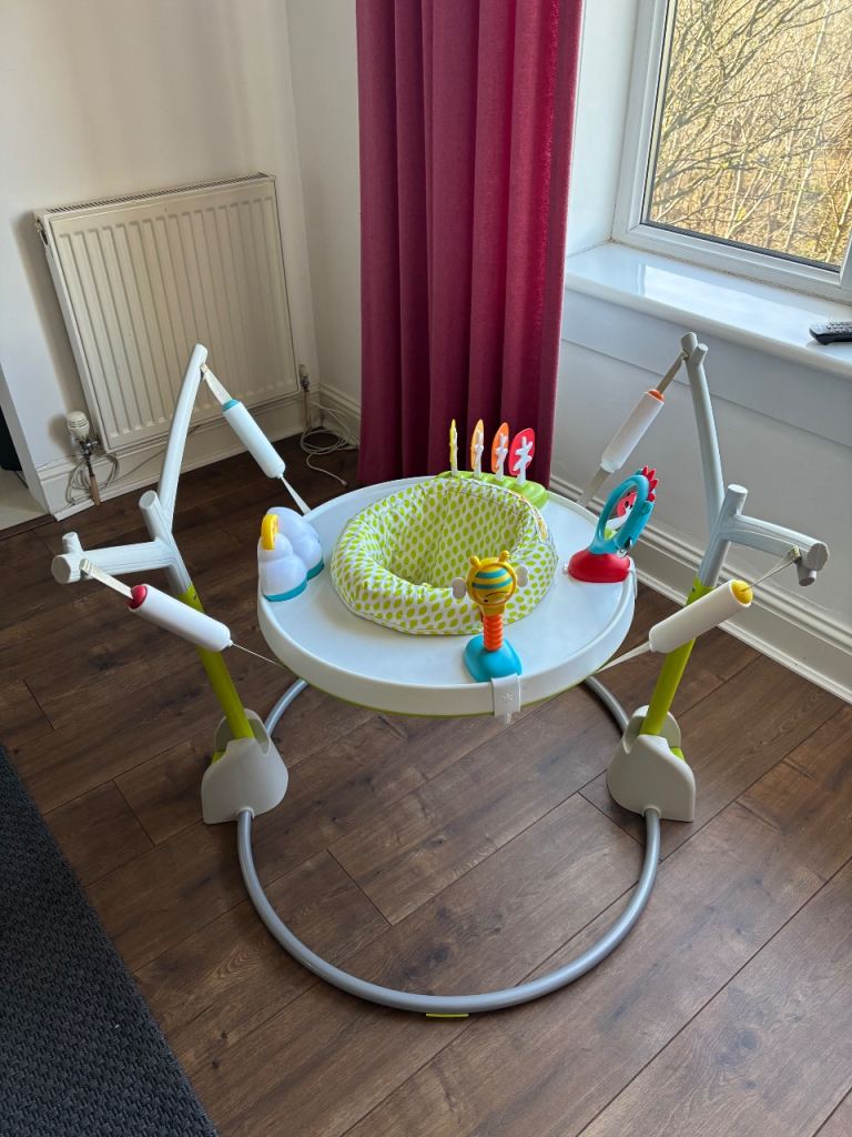 Baby bouncy chair/activity centre 