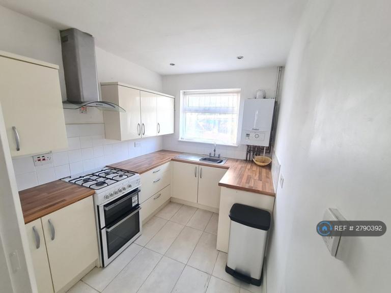 2 bedroom flat in Royal Court, Brentwood, CM14 (2 bed) (#2790392)
